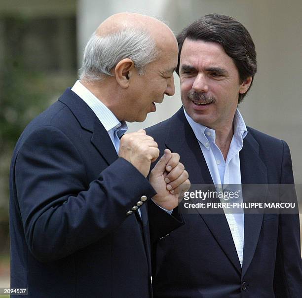 Spanish Prime Minister, Jose Maria Aznar chats with his Moroccan counterpart, Driss Jettou in Quintos de Mora, near Tolede, 05 june 2003. It is the...