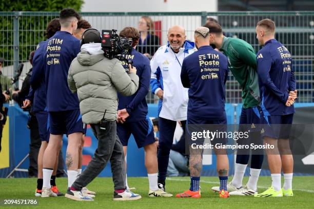 Head coach of Italy Luciano Spalletti speaks to his players during a training session at Centro Sportivo Giulio Onesti on March 18, 2024 in Rome,...