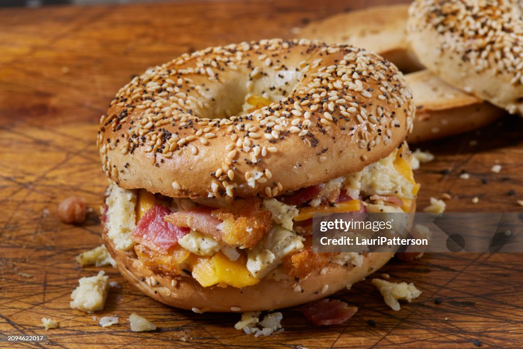 Preparando o sanduíche de café da manhã Bagel Tudo Picado