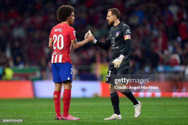 Jan Oblak and Axel Witsel of Atletico de Madrid shake hands during the LaLiga EA Sports match between Atletico Madrid and FC Barcelona at Civitas...