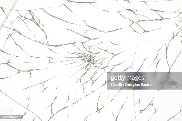 safety glass shattered - verre brisé photos et images de collection