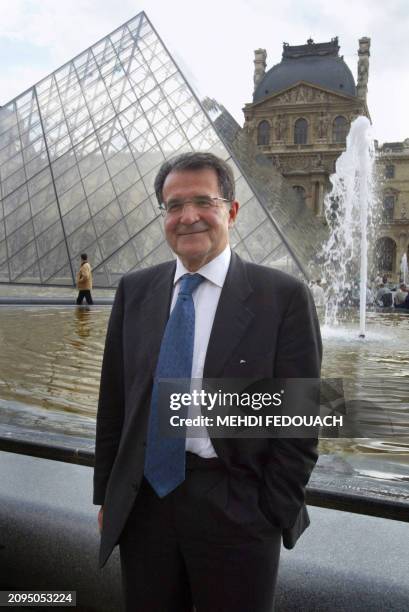 Le président de la Commission européenne Romano Prodi pose, le 19 octobre 2002 au Carrousel du Louvre à Paris. Romano Prodi a affirmé que l'UE ne...