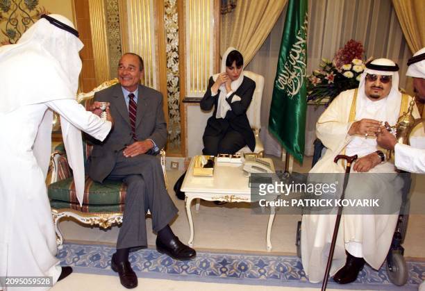 Jacques Chirac, le président français prend une tasse de thé pendant un entretien avec le roi d'Arabie Saoudite, Fahd Ben Abdel Aziz, le 13 novembre...