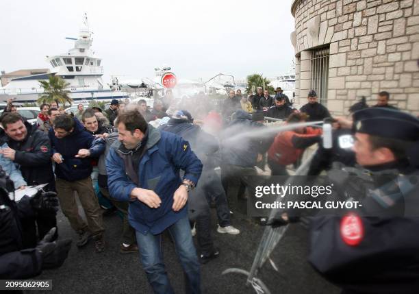 Des pêcheurs de thon tentent de forcer un barrage de police pour accéder au bâtiment des affaires maritimes, le 10 janvier 2008 à Sète, lors d'une...