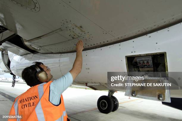 Thierry Le Verrier, contrôleur technique d'exploitation, employé de la Direction générale de l'aviation civile, constate un épanchement de kérosène...