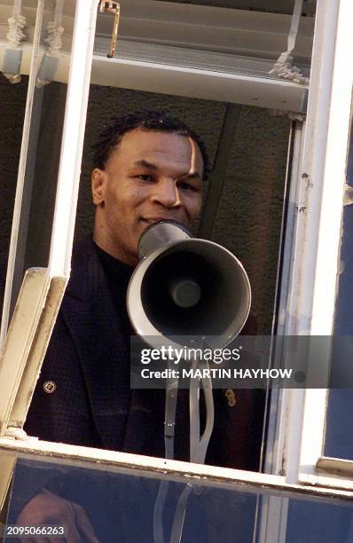 Former undisputed world heavyweight Boxer Mike Tyson, who is in Britain for a forthcoming fight, speaks to the local population of Brixton, South...