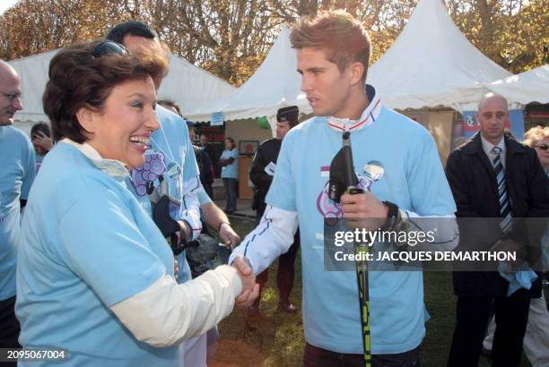 La ministre de la Santé Roselyne Bachelot serre la main d'Alexis Vastine, médaillé de bronze en Boxe au JO de Pékin, avant de participer à une marche...