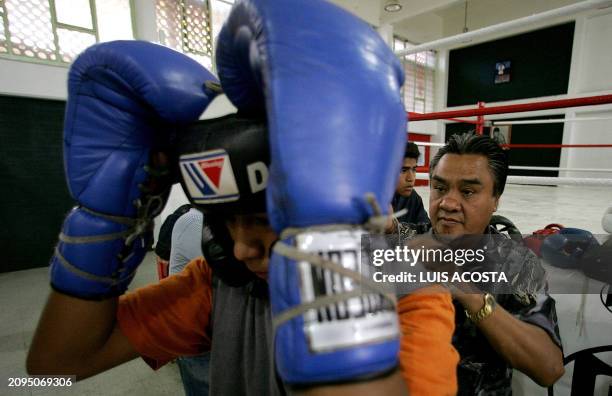 Mexican Coach Raúl Valdez manages a training session at the Tepito's boxing Club in Mexico city, 2th April, 2007. Valdez is the Coach of the Tepito's...