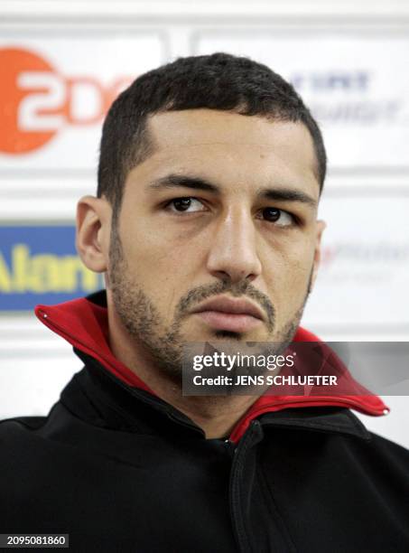 - Photo prise le 18 octobre 2005 à Halle du boxeur français Mehdi Sahnoune lors d'une conférence de presse. Le boxeur marseillais Mehdi Sahnoune,...