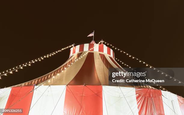 classic red & white striped circus tent - zirkus stock-fotos und bilder