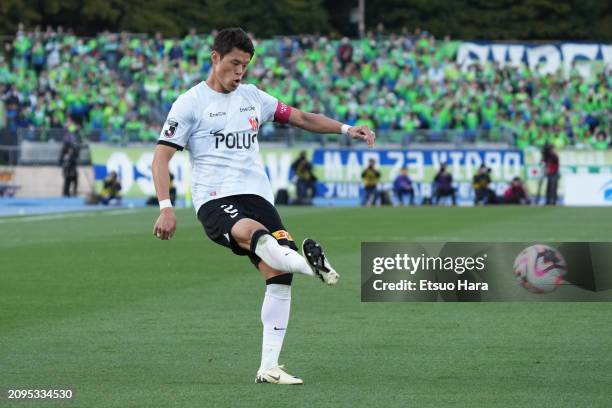Hiroki Sakai of Urawa Red Diamonds in action during the J.LEAGUE MEIJI YASUDA J1 4th Sec. Match between Shonan Bellmare and Urawa Red Diamonds at...