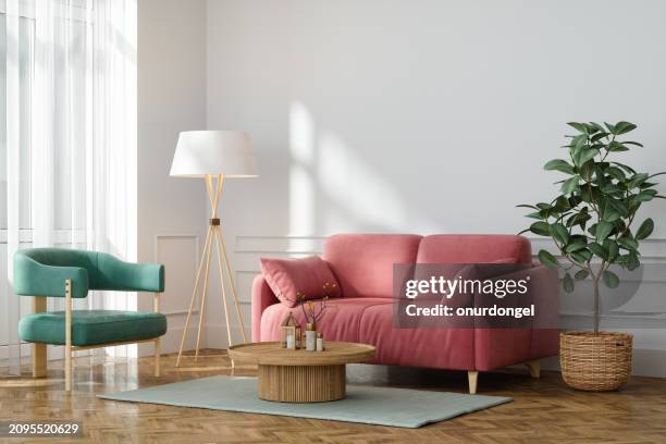 interior de sala de estar moderna con sofá rosa, sillón verde, planta en maceta y lámpara de pie - rosa color fotografías e imágenes de stock