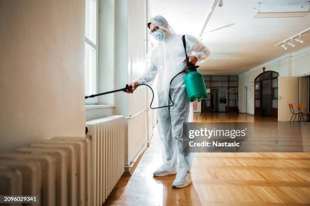 exterminador que aplica pesticida con pulverizador - insecticida fotografías e imágenes de stock