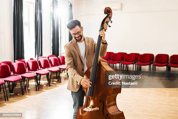 bass performance - instrumento-baixo imagens e fotografias de stock