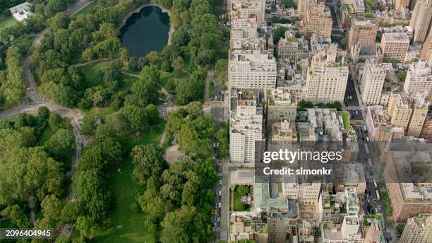 vista de central park y edificio de apartamentos - central park fotografías e imágenes de stock