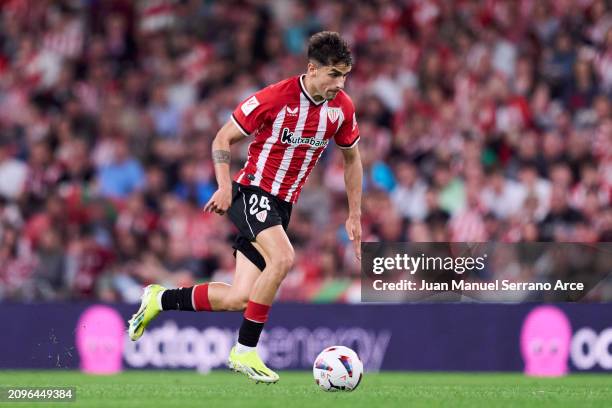 Benat Prados of Athletic Club in action during the LaLiga EA Sports match between Athletic Bilbao and Deportivo Alaves at Estadio de San Mames on...