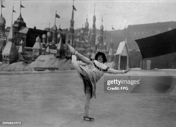 The ice skater 'Lotte' of Berlin's Admiralspalast , circa 1920.