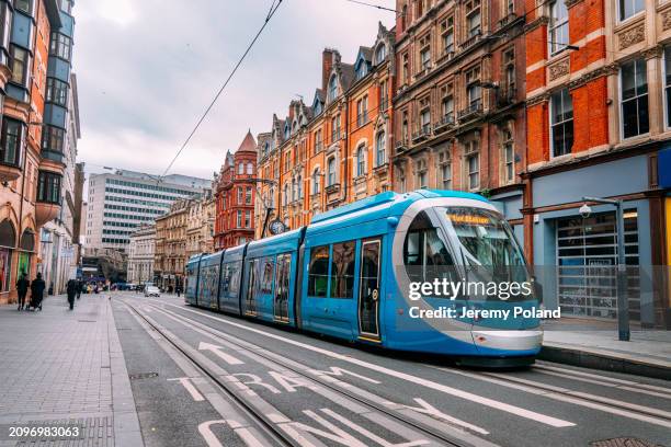 weitwinkelansicht der u-bahn-straßenbahn in birmingham, großbritannien - lightrail stock-fotos und bilder