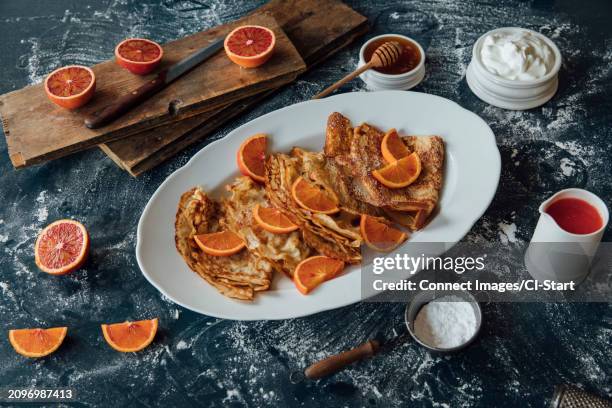 pancakes with blood oranges - serveerschaal stockfoto's en -beelden