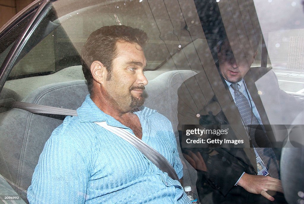 Max Factor cosmetics heir Andrew Luster is held in a car by law... Fotografía de noticias