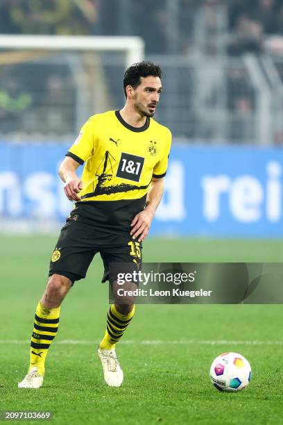 Mats Hummels of Borussia Dortmund runs with the ball during the Bundesliga match between Borussia Dortmund and Eintracht Frankfurt at Signal Iduna...