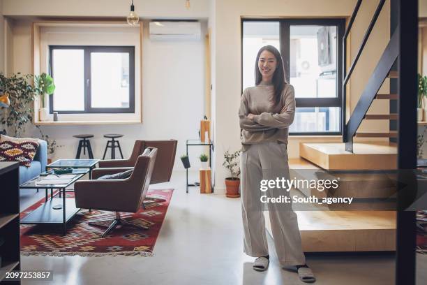 beautiful japanese woman - twee onder één kap huis stockfoto's en -beelden