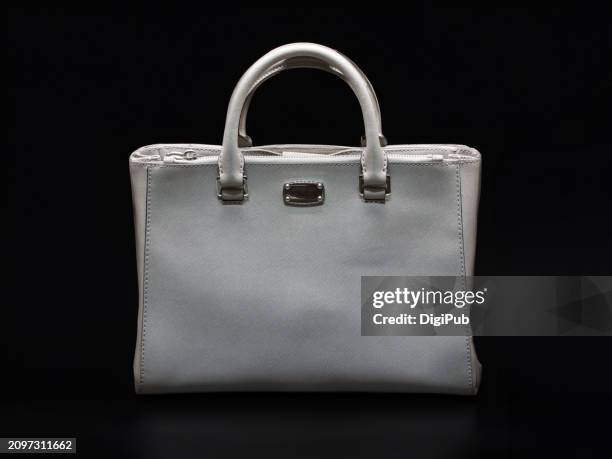 elegance in simplicity: classic grey leather handbag - grijze handtas stockfoto's en -beelden