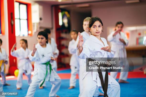 karatetraining, kinder unterschiedlichen alters im kimono - karate stock-fotos und bilder