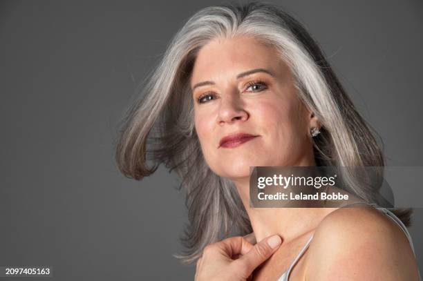 studio portrait of middle aged caucasian woman, gray hair - hair body photos et images de collection