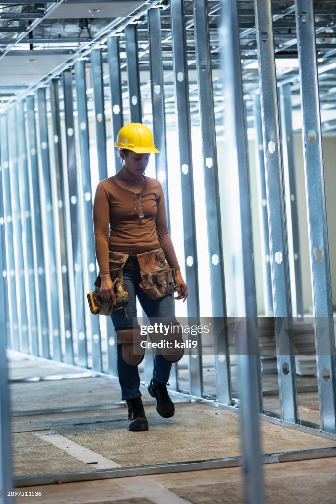 Afroamerikanische Arbeiterin geht auf Baustelle