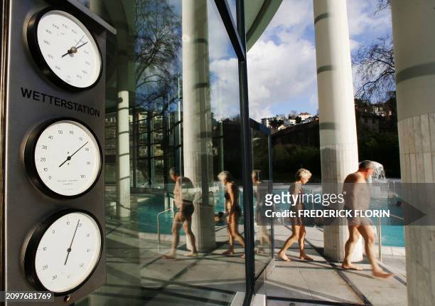 Des personnes s'apprêtent à se baigner, le 14 janvier 2005 aux Thermes de Caracalla à Baden Baden. Alléchés par l'eau thermale la plus chaude...