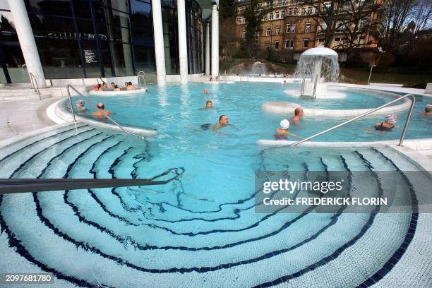 Des personnes se baignent, le 14 janvier 2005 aux Thermes de Caracalla à Baden Baden. Alléchés par l'eau thermale la plus chaude d'Allemagne ,...