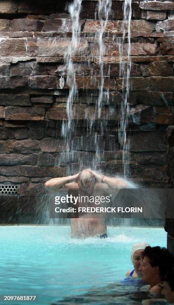 Des personnes se baignent, le 14 janvier 2005 aux Thermes de Caracalla à Baden Baden. Alléchés par l'eau thermale la plus chaude d'Allemagne ,...
