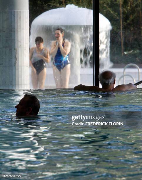 Des personnes se baignent, le 14 janvier 2005 aux Thermes de Caracalla à Baden Baden. Alléchés par l'eau thermale la plus chaude d'Allemagne ,...