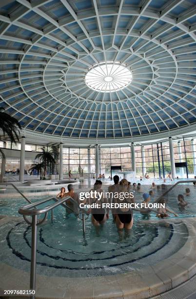 Des personnes se baignent, le 14 janvier 2005 aux Thermes de Caracalla à Baden Baden. Alléchés par l'eau thermale la plus chaude d'Allemagne ,...