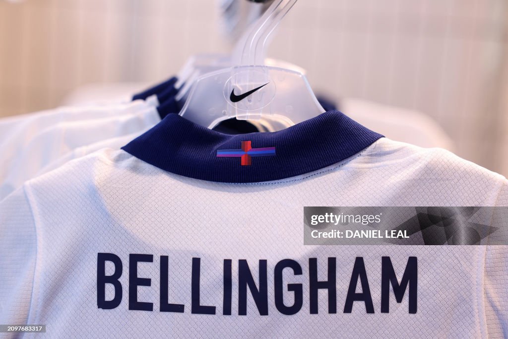 BRITAIN-POLITICS-FBL-ENG-NIKE-SHIRT