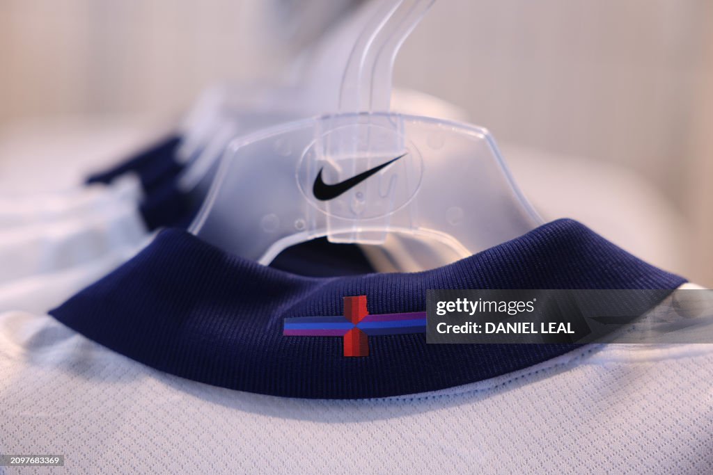 BRITAIN-POLITICS-FBL-ENG-NIKE-SHIRT