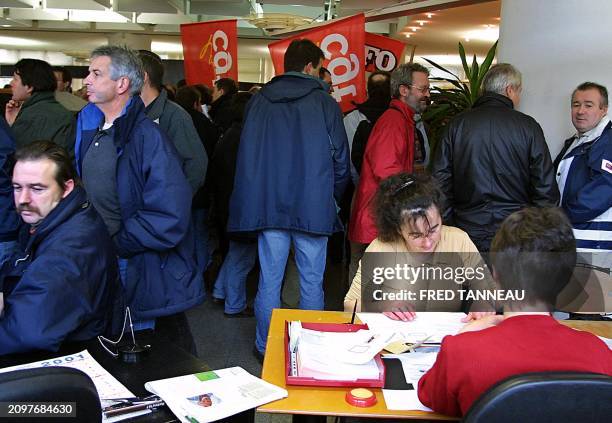 Des salariés de la Direction des constructions navales de Brest occupent la mairie de la ville, le 04 décembre 2001, pour s'opposer au changement de...