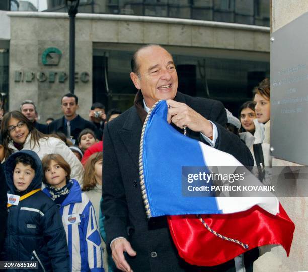 Le président Jacques Chirac dévoile une plaque au centre culturel Francais à Belgrade, le 08 décembre 2001, au 2e jour de sa visite en Yougoslavie....