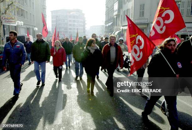 Des salariés de la Direction des constructions navales de Toulon manifestent, le 11 décembre 2001 dans les rues de la ville, pour protester contre le...