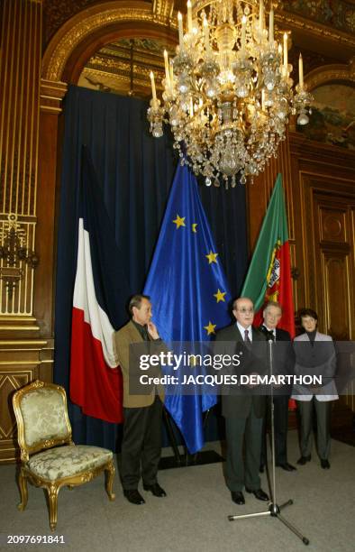 Le maire PS de Paris Bertrand Delanoë écoute le réalisateur portugais Manoel de Oliveira, 93 ans, qui vient de recevoir la médaille de vermeil de la...