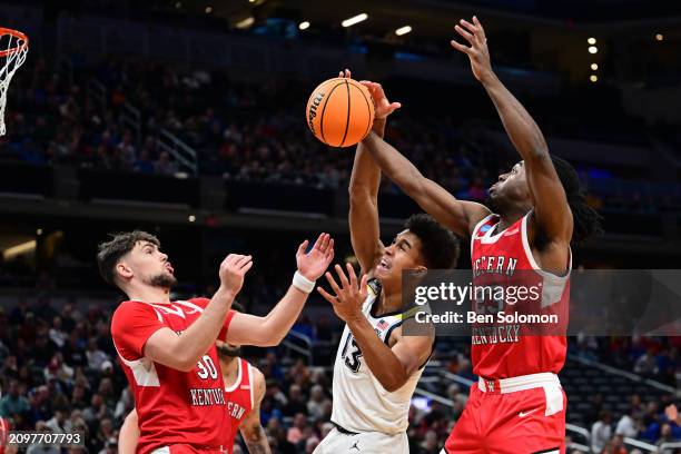 Enoch Kalambay of the Western Kentucky Hilltoppers blocks the shot of Oso Ighodaro of the Marquette Golden Eagles during the first round of the 2024...