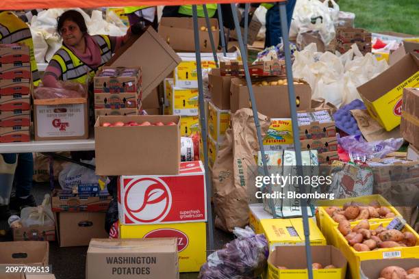 Drive Through Food Distribution Event 447 Drive Thru Food Distribution Stock Photos, High-Res Pictures, and ...