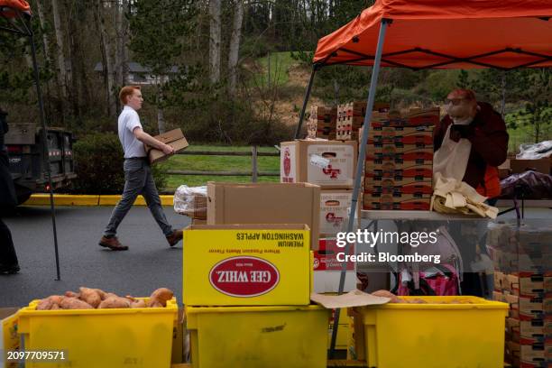 Drive Through Food Distribution Event 447 Drive Thru Food Distribution Stock Photos, High-Res Pictures, and ...