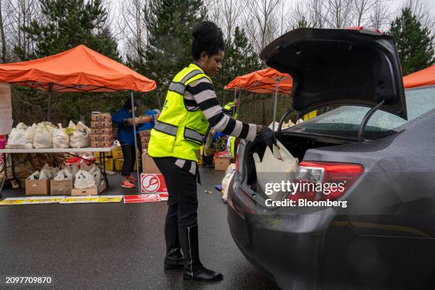 Drive Through Food Distribution Event 447 Drive Thru Food Distribution Stock Photos, High-Res Pictures, and ...