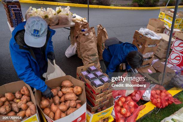 Drive Through Food Distribution Event 447 Drive Thru Food Distribution Stock Photos, High-Res Pictures, and ...