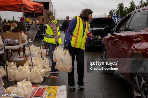 Drive Through Food Distribution Event 630 Drive Thru Food Distribution Stock Photos, High-Res Pictures, and ...