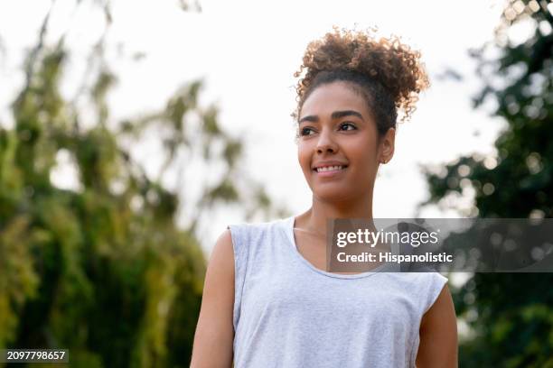 young woman exercising outdoors - hispanolistic fotografías e imágenes de stock