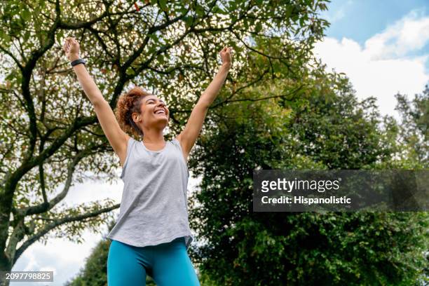 happy runner celebrating after a good workout - hispanolistic stockfoto's en -beelden
