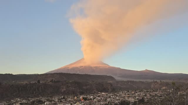 MEX: Cantos y danzas por cumpleaños de "Don Goyo", el volcán Popocatépetl de México